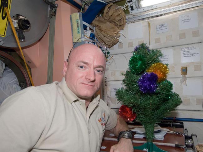 Astronauts' Holiday Greetings Stress Unity on Earth